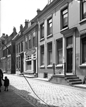 818666 Gezicht op de voorgevel van de huizen Herenstraat 46 (rechts)- lager te Utrecht; in het midden de ingang van de ...